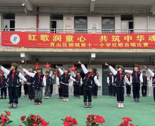 一堂“行走的思政课”！青山学子以歌为“笔”，绘就最美爱国“答卷”