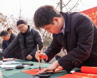 墨香里的年味！武汉工商学院师生齐写春联送祝“福”