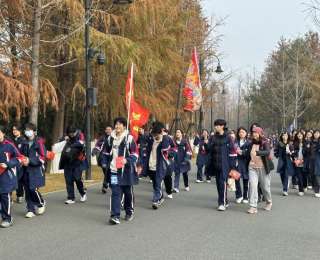 千余名师生徒步东湖迎新年！武汉这所学校的仪式感拉满了