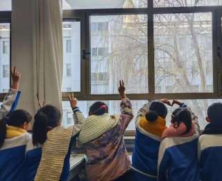 线织赤诚，高校学子手织980条围巾为远方学子送去冬日暖阳