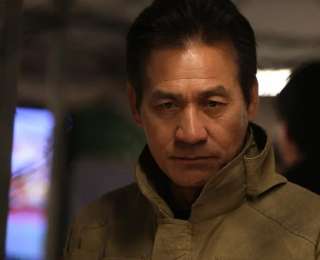 韓國影帝安圣基就餐時噎食，被緊急送醫(yī)搶救，正在ICU接受治療。曾與劉德華合作古裝大片