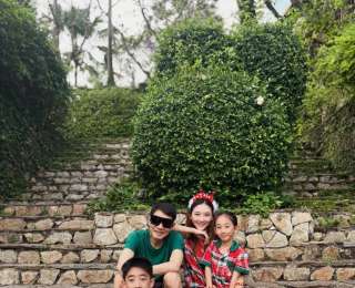 應(yīng)采兒曬全家福，兩個兒子外貌被指“復(fù)印陳小春”，小兒子被誤認(rèn)成“閨女”