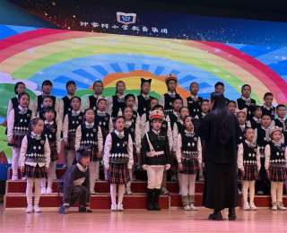 灵马踏春弦歌起！钟家村小学这场新年音乐会，童心筑梦嗨翻全场