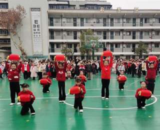 长卷绘未来、机器狗翻跟头！武汉新沟桥小学在科创与红歌中礼赞新年