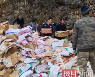 货车侧翻货物散落，崇阳警民携手暖心救援保畅通