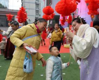 民俗盛宴好吃又好玩，这所幼儿园开启元旦狂欢