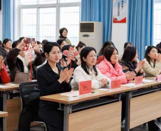 家长和孩子一起上舞台！这所小学元旦汇演，台上台下都是“一家人”