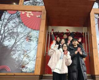 黄石港区民政局为爱加班，户外婚姻登记点四对新人浪漫牵手