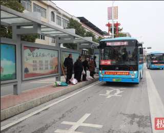 清晨七点，他刷响一张开往山外的卡……