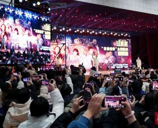 72岁一跃登台，成龙回“家”路演新片够卖力