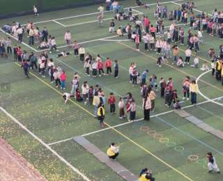 动手制作的甜品成奖品，小学生在趣味比拼中迎接元旦