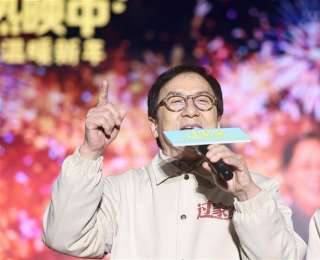 成龍大哥新年第一天來武漢了！現(xiàn)場高歌！氣氛火爆！