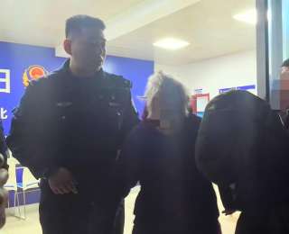 九旬老人凌晨迷路神情迷茫，枣阳民警耐心陪护半小时助其找到家人