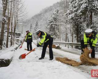 谷城交警全力应对雨雪天气，保障山路道路畅通