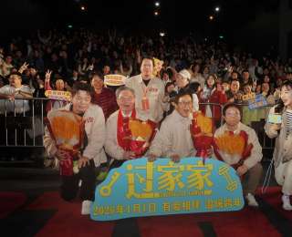 成龍?jiān)跐h自曝寫了一首“告別歌”！單腿跪地近2分鐘給粉絲簽名，撐著板凳站起來(lái)