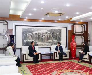 从母校到援非万里路！湖北好人、援非校友梁敏做客湖北中医药大学“广成讲堂”讲述医者仁心