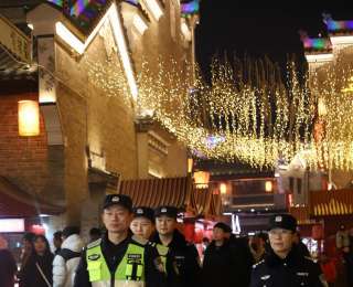 巡逻、拍照、护童，这个元旦，襄阳民警化身古城平安“守护者”