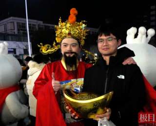 财神发券、乐队嗨歌、许愿上墙……湖北荆州这条美食街要把元旦假期氛围拉满