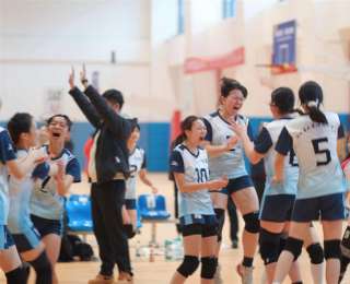 这所高中首夺省青少年排球冠军赛金牌 ，从零到冠，女排建队两年完成“三级跳”