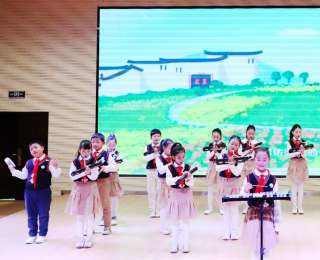 武汉一小学办跨年派对，上台表演的多为初学者