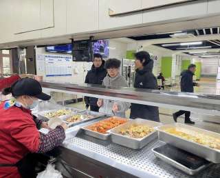 湖鲜暖胃，校爱暖心！武职大元旦鱼宴藏着最暖的新年祝福