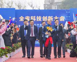 群星闪耀！科学家走红毯进入科创大会会场