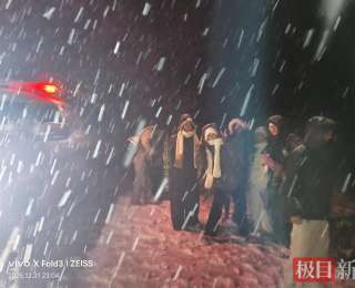 “大家别慌，我们会安全送大家到住处！”九宫山跨年夜风雪拦路，民警让游客吃下安心丸