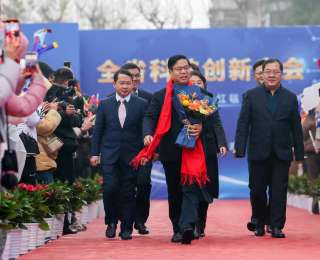 “大地医生”唐辉明院士走上红毯：做科研信心和勇气要足，专业知识要精深