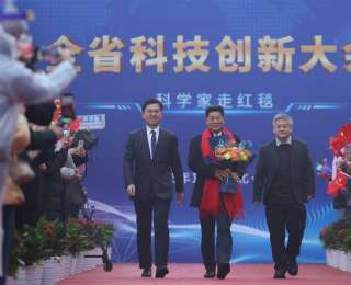 “万里长江第一隧”总设计师肖明清走上红毯，他为中国7座世界级隧道筑基