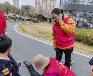 市民突然倒地昏迷，赤壁市科技馆志愿者紧急施救显担当