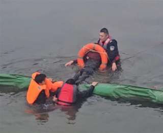女子落水危在旦夕，大冶三名民辅警跳入冰水中接力施救