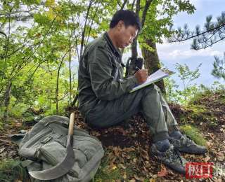 袁孝文：三十年“铁脚板”踏绿堵河源