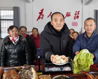 湖北英山三位村书记抱团直播，土鸡蛋被抢光，销售破万元