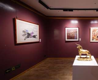 “乐寻千里·赤马奔腾2026艺术展”持续至春节