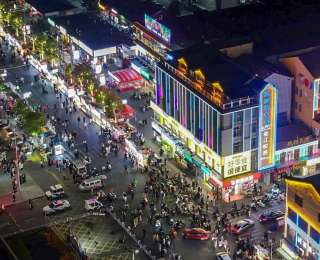 每晚炸淀粉肠1000多根致手指起茧，湖北荆州夫妻档小吃摊年进账超百万元