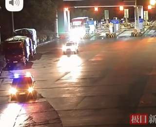 六旬老人高速上突发疾病，警车赶往收费站为车辆开道送医救治