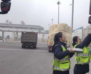 浓雾笼罩司乘人员滞留，湖北交投暖心送汤圆