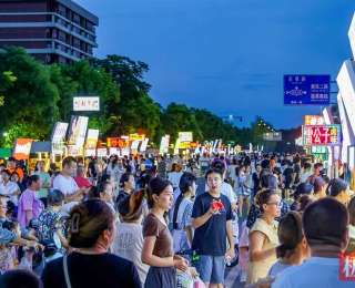 “夫妻档小吃摊年入百万”引热议，摊主回应：从未想过一夜暴富和成为“网红”