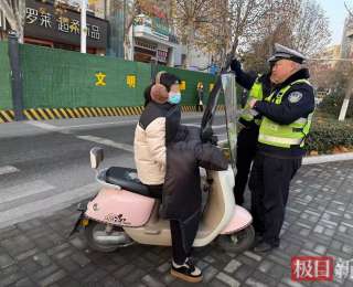 高峰路口变“课堂”，民警当“老师”开讲安全，随州公安筑牢道路通行安全防线