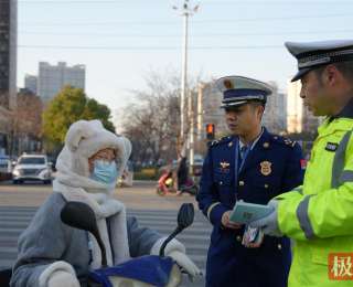 警消携手为交通安全“上分”，随州电动车安全宣传走上街头