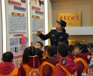 警营来了群小小“体验官”，打卡酷飒装备与民警共庆警察节