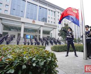 警旗下庄严宣誓、广场上贴心宣教，宜城公安开展系列活动庆祝中国人民警察节