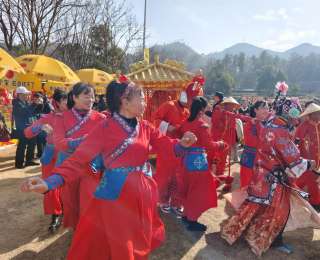 武汉黄陂野村谷千人年猪宴火热开席，非遗盛宴年味十足