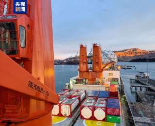“雪龙”号靠港新西兰利特尔顿港 进行物资补给