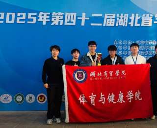 湖北一高校健儿在全省学生游泳锦标赛男子乙组蛙泳项目夺冠