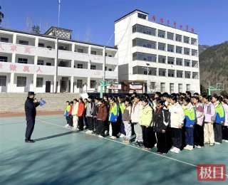 新法解读+案例剖析 湖北保康两峪派出所民警入校送上法治安全课