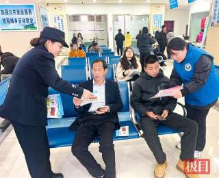 湖北保康招聘会开设“就业+禁毒”双课堂，仿真模型警示求职者筑牢防毒屏障