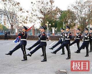 嘉鱼公安开展系列活动庆祝第六个“中国人民警察节”