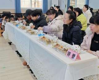 一根排骨的“七十二变”！幼儿园炊事争霸赛，谁才是孩子王心中的“暖胃冠军”？