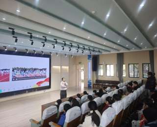 党员教师化身思政“排头兵”，江夏这所小学“国旗下的思政课”这样点亮童心